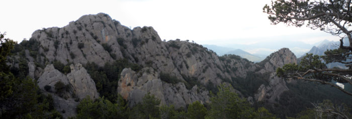 Vessant sud de la Roca Subirana, per on transcorren les vies